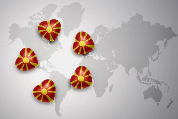 世界地図背景にマケドニアの国旗と 5 つの心. — ストック写真