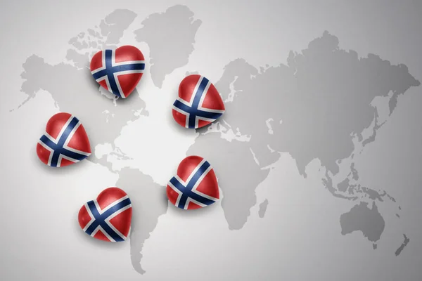 Fünf Herzen mit norwegischer Nationalflagge auf einem Weltkartenhintergrund. — Stockfoto