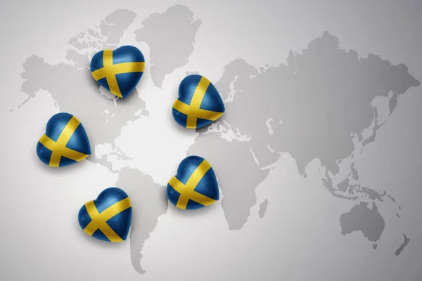 İsveç Ulusal bayrak dünya harita arka plan üzerinde beş kupa. — Stok fotoğraf