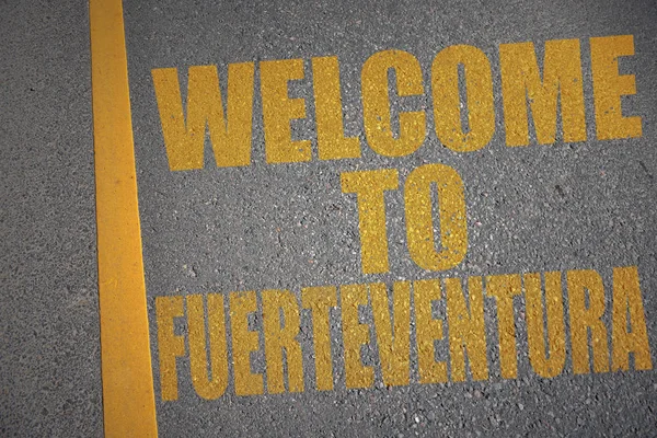 Asphaltstraße mit Text Willkommen auf Fuerteventura in der Nähe der gelben Linie. — Stockfoto