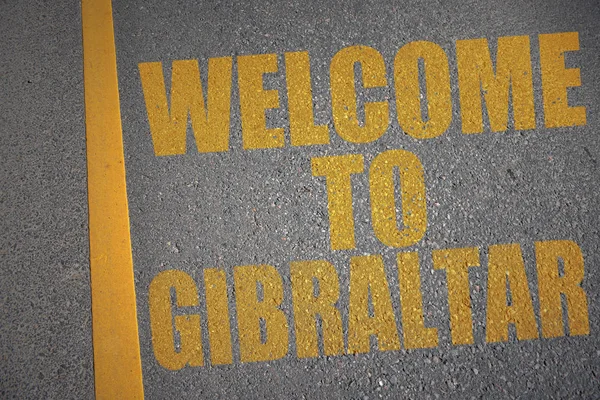 Асфальтована дорога з текстом ласкаво просимо до Гібралтару поблизу жовтої лінії . — стокове фото