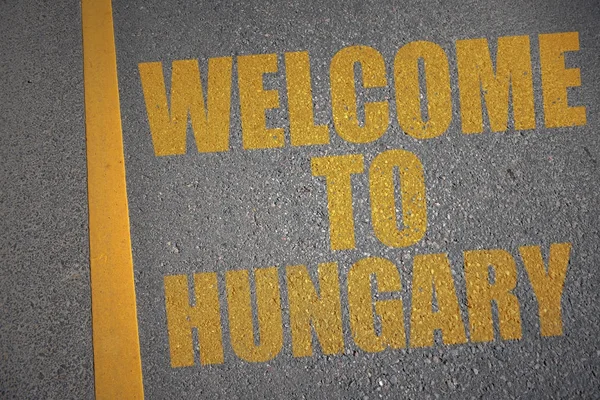 Asfaltowa droga z tekstem Zapraszamy do Węgier, w pobliżu linia żółta. — Zdjęcie stockowe