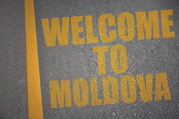 Strada asfaltata con testo benvenuto a moldova vicino linea gialla . — Foto Stock