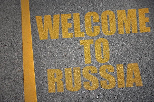 Asfaltweg met de tekst Welkom bij Rusland in de buurt van gele lijn. — Stockfoto