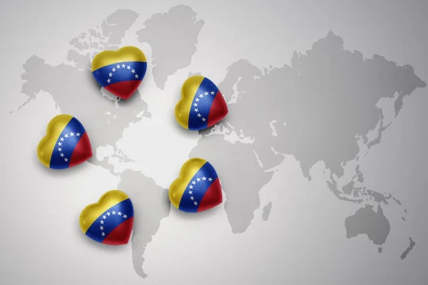 П'ять сердець з національним прапором Венесуели на фоні карти світу — стокове фото