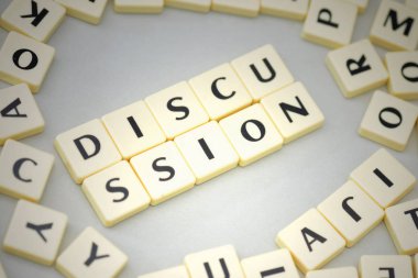 harfleri yakınındaki gri arka plan üzerinde metin tartışma.