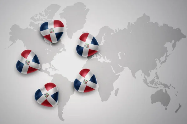 Cinque cuori con bandiera nazionale della repubblica dominicana sullo sfondo di una mappa del mondo — Foto Stock
