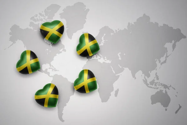 Пять сердец с национальным флагом Ямайки на фоне карты мира — стоковое фото