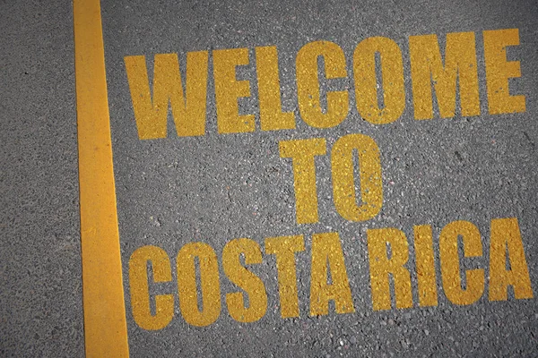 Asfaltweg met de tekst Welkom op costa rica in de buurt van gele lijn. — Stockfoto