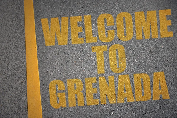 Strada asfaltata con testo benvenuto a grenada vicino alla linea gialla . — Foto Stock