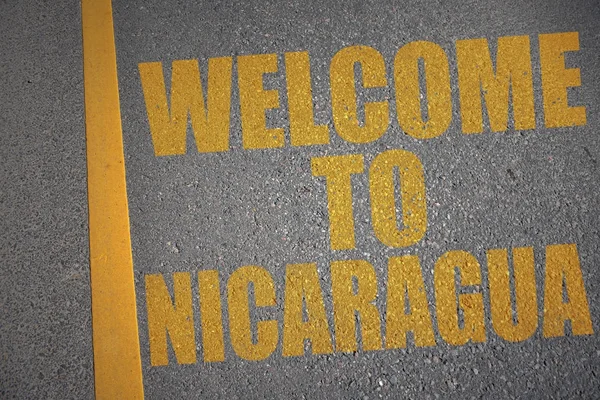 Asfaltweg met de tekst Welkom naar nicaragua in de buurt van gele lijn. — Stockfoto