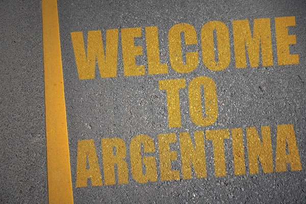 Camino de asfalto con texto bienvenido a argentina cerca de línea amarilla . —  Fotos de Stock