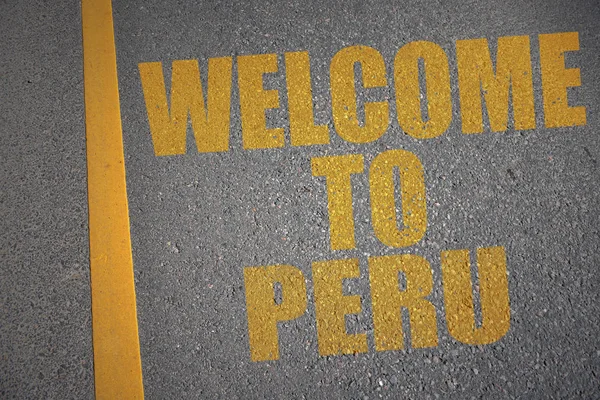 Асфальтована дорога з текстом ласкаво просимо до Перу біля жовтого лінії . — стокове фото