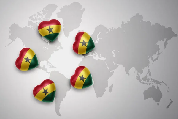 Cinco corações com bandeira nacional de ghana em um fundo de mapa do mundo . — Fotografia de Stock