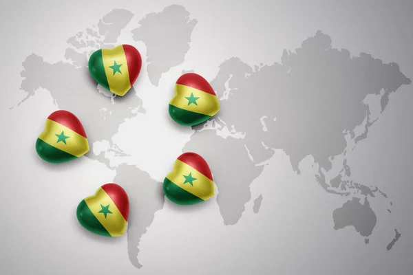 Fem hjärtan med flagga senegal på världen karta bakgrund. — Stockfoto
