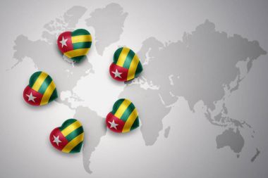 togo dünya harita arka plan üzerinde bayrağı ile beş kupa
