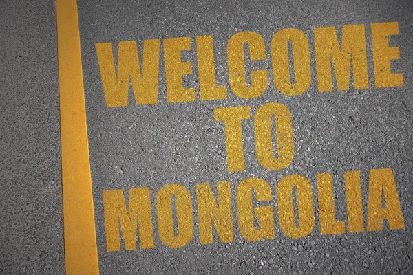 Asfaltweg met de tekst Welkom naar Mongolië in de buurt van gele lijn. — Stockfoto