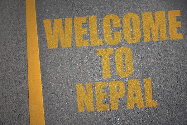 Asfaltowa droga z tekstem Zapraszamy do Nepalu w pobliżu linia żółta. — Zdjęcie stockowe