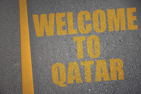Estrada de asfalto com texto bem-vindo ao Qatar perto da linha amarela. conceito — Fotografia de Stock