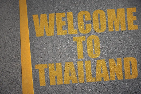 Asfaltowa droga z tekstem Witamy w Tajlandii w pobliżu żółtej linii. koncepcja — Zdjęcie stockowe