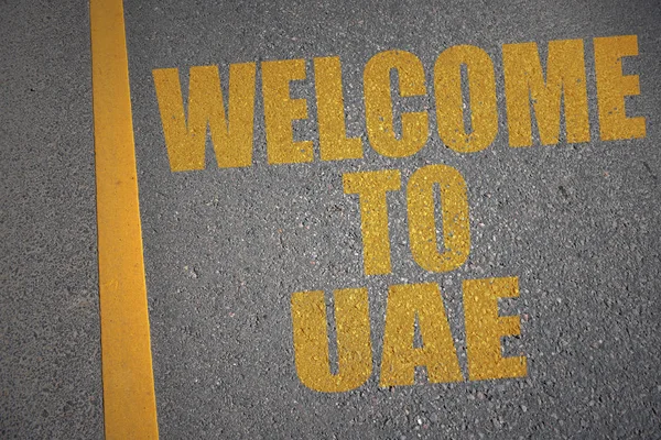 Asfaltové silnici s textem Vítejte v SAE poblíž žlutou čárou. koncepce — Stock fotografie