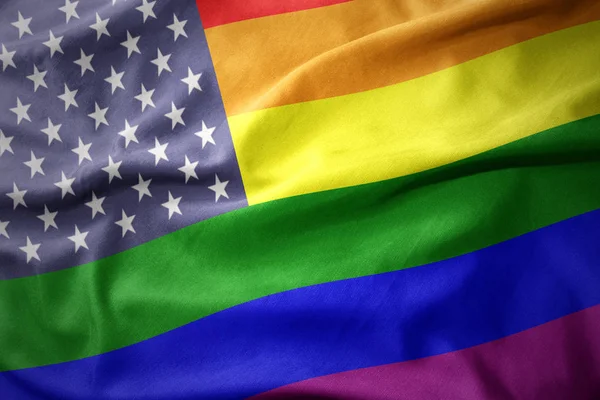 Amerikai Egyesült Államok szivárvány meleg büszkeség lobogó zászló integet — Stock Fotó