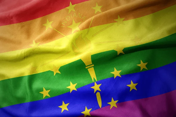 挥舞印第安纳国家彩虹同性恋自豪感旗帜旗帜 — 图库照片