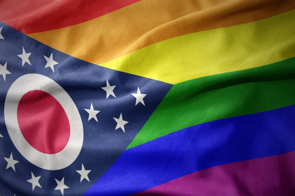 挥舞俄亥俄国家彩虹同性恋自豪感旗帜旗帜 — 图库照片