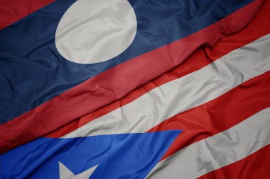 Porto Riko 'nun renkli bayrağı ve ulusal lao bayrağı sallıyordu..