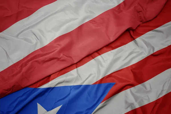 Porto Riko 'nun renkli bayrağı ve Avusturya' nın ulusal bayrağı sallanıyor.. — Stok fotoğraf