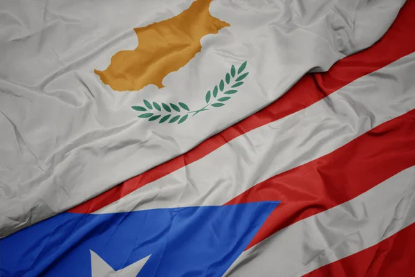 Machanie kolorową flagą Puerto Rico i narodową flagą Cypru. — Zdjęcie stockowe