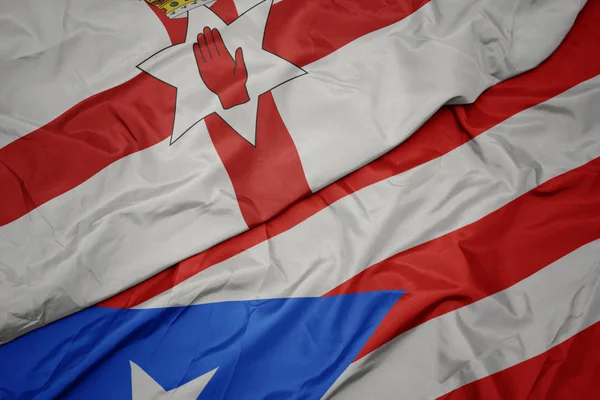 Porto Riko 'nun renkli bayrağını ve Kuzey İrlanda' nın ulusal bayrağını sallıyordu.. — Stok fotoğraf