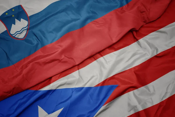 Machanie barwną flagą puerto rico i flagą narodową slończyków. — Zdjęcie stockowe