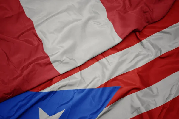 Lobogtatva színes zászló Puerto Rico és nemzeti zászló Peru. — Stock Fotó