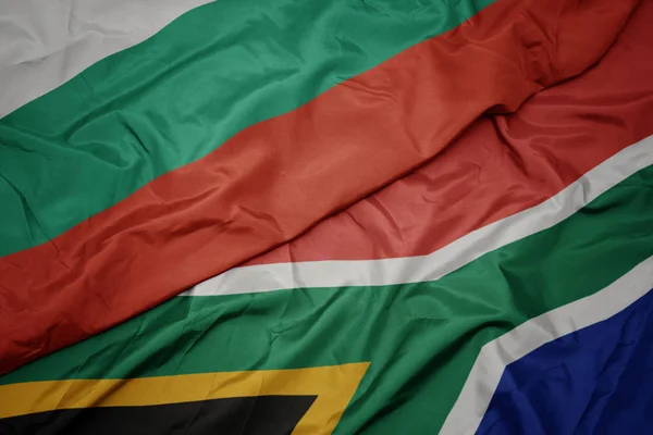 南アフリカのカラフルな旗とブルガリアの国旗を振って. — ストック写真