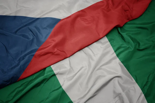 Agitant drapeau coloré de la Nigéria et drapeau national de la République tchèque . — Photo