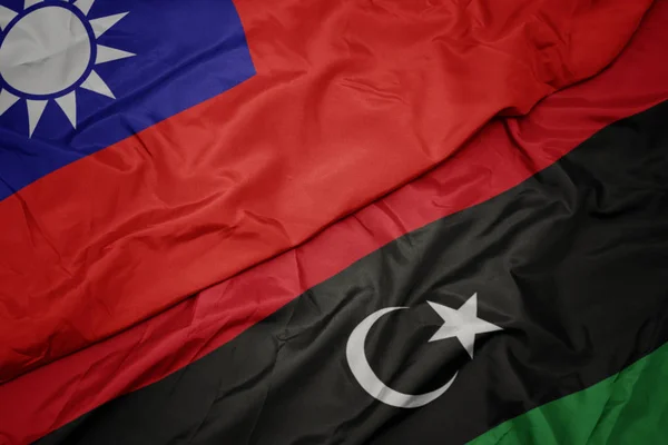 Ondeando colorida bandera de libya y bandera nacional de taiwan . — Foto de Stock