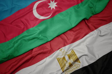 Mısırın renkli bayrağı ve Azerbaijan 'ın ulusal bayrağı sallanıyor..