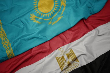 Mısırın renkli bayrağı ve Kazakistan 'ın ulusal bayrağı sallanıyor..