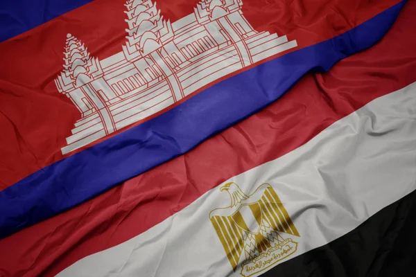 Schwenken bunte Flagge Ägyptens und Nationalflagge Kambodschas. — Stockfoto