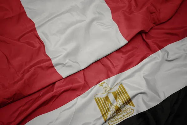 Sventolando bandiera colorata di Egitto e bandiera nazionale di Perù . — Foto Stock