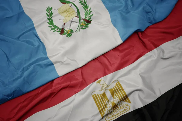 Κυματίζει πολύχρωμη σημαία της Αιγύπτου και εθνική σημαία της guatemala. — Φωτογραφία Αρχείου