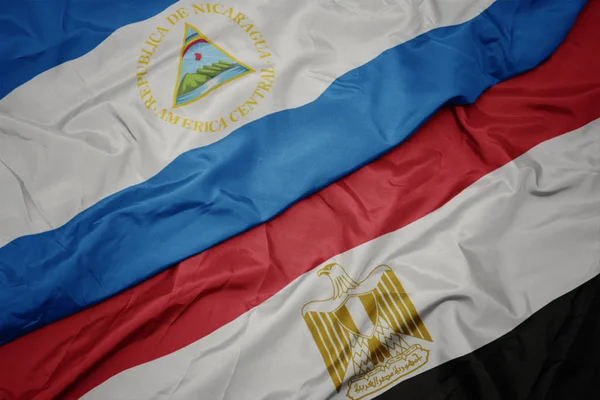 Κυματίζει πολύχρωμη σημαία της Αιγύπτου και εθνική σημαία της Νικαράγουα. — Φωτογραφία Αρχείου