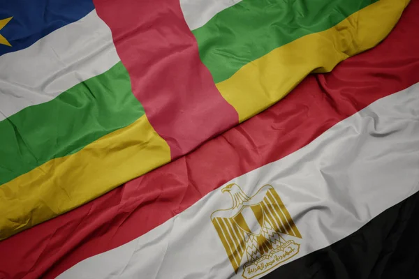 Mávající barevnou vlajkou Egypta a státní vlajkou Středoafrické republiky — Stock fotografie