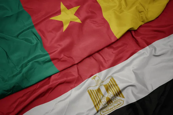 Ondeando colorida bandera de Egipto y bandera nacional de Camerún . — Foto de Stock