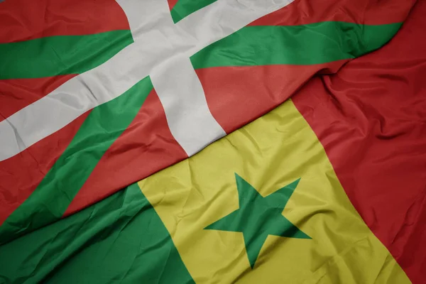 Senegal ve Bask ülkesinin bayrağını sallıyor.. — Stok fotoğraf
