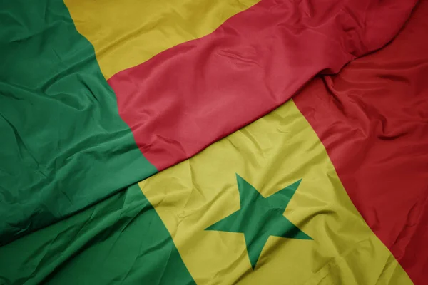 Schwenken bunte senegalesische und beninische Nationalflagge. — Stockfoto