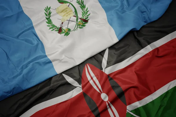 Agitant le drapeau coloré du Kenya et le drapeau national du Guatemala . — Photo