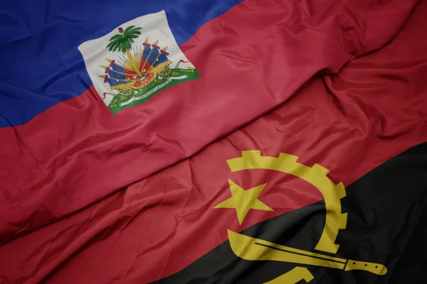 Κυματίζει πολύχρωμη σημαία της Αγκόλας και εθνική σημαία της Αϊτής. — Φωτογραφία Αρχείου
