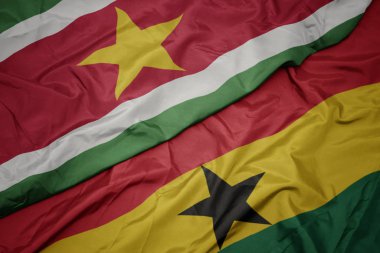 Gana 'nın renkli bayrağı ve surinam' ın ulusal bayrağı sallanıyor..